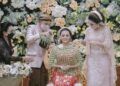 Anang Hermansyah dan Ashanty saat melakukan prosesi siraman kepada Aurel Hermansyah jelang pernikahan pada Jumat (19/03/2021). (Foto: IG Aurel Hermansyah/Tugu Jatim)