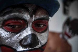 Tak hanya tubuh, bagian wajah Manusia Silver di Kota Malang ini juga dilukis dengan cat berwarna perak. (Foto: BEN/Tugu Malang/Tugu Jatim)