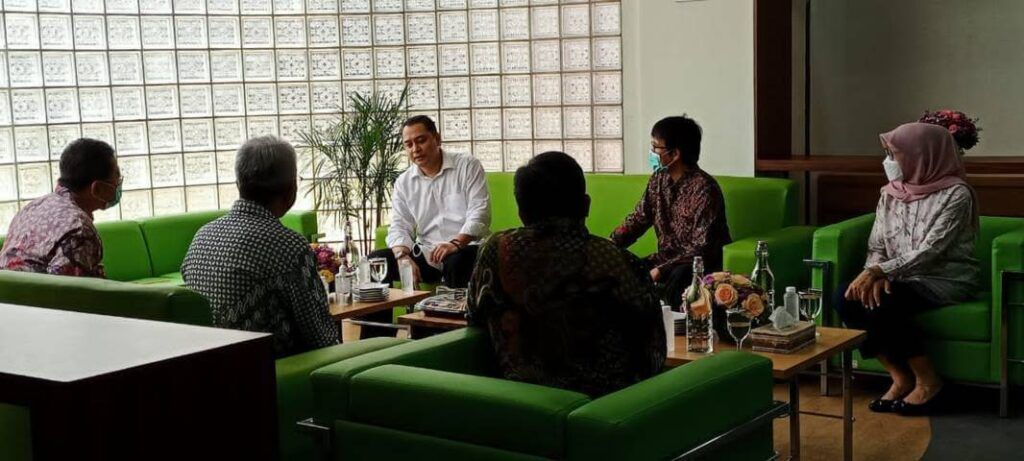 Wali Kota Surabaya Eri Cahyadi bersama Direktur Utama PDAM Dodik Sudarjono dan jajarannya Kamis (25/03/2021). (Foto: Rangga Aji/Tugu Jatim)