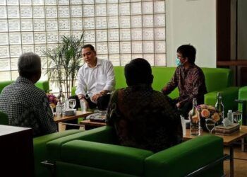 Sediakan 1.800 Vial Vaksin, Wali Kota Surabaya Kunjungi PDAM Surya Sembada untuk Meninjau Pelaksanaan Vaksinasi 2 Wali Kota Surabaya Eri Cahyadi bersama Direktur Utama PDAM Dodik Sudarjono dan jajarannya Kamis (25/03/2021). (Foto: Rangga Aji/Tugu Jatim)