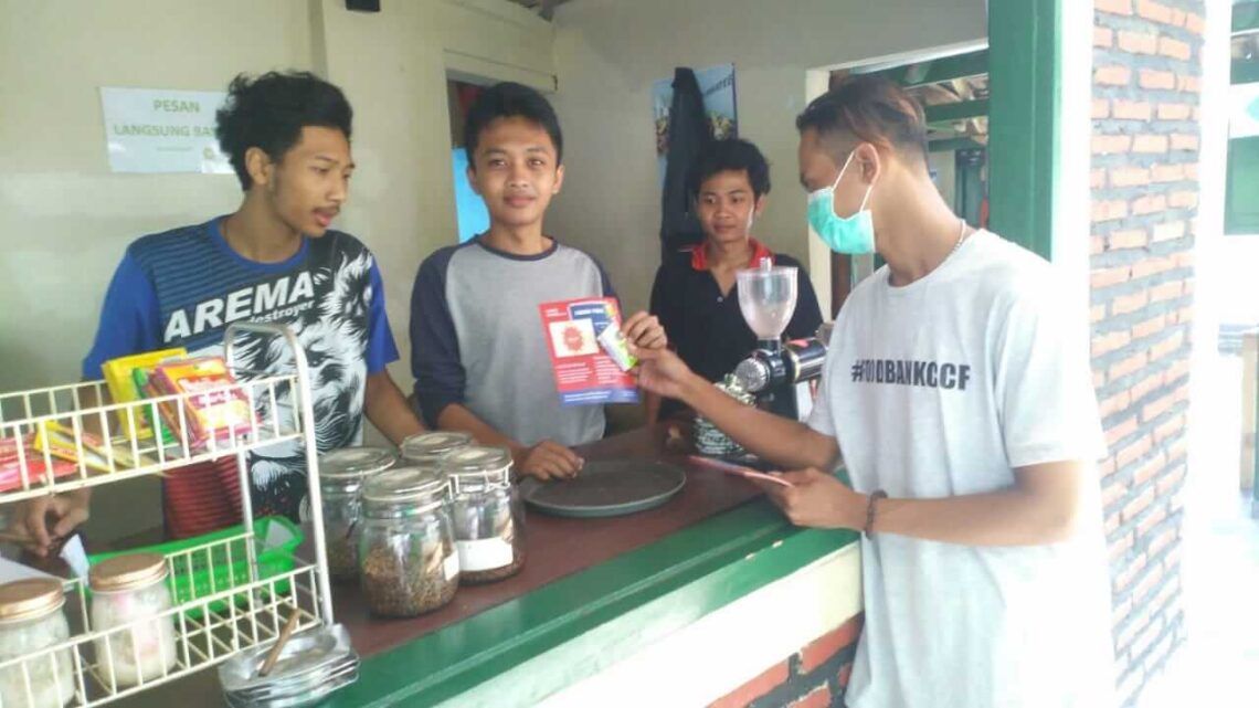 Genap Setahun, Komunitas CCF Terus Mengedukasi soal Prokes pada Warga 1 Anggota CCF saat mengedukasi warga soal protokol kesehatan (prokes) Covid-19. (Foto: Dok/Tugu Jatim)