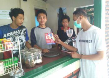 Anggota CCF saat mengedukasi warga soal protokol kesehatan (prokes) Covid-19. (Foto: Dok/Tugu Jatim)