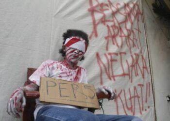 Teatrikal yang dilakukan koalisi Masyarakat Bebas Bicara (Mascara) di Kediri untuk jurnalis Tempo Nurhadi. (Foto:Noe/Tugu Jatim)
