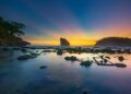 Menikmati Wisata Sunset Emas di Pantai Ngliyep 3 Pantai Ngliyep. (Foto: IG @haidanindonesia/Tugu Jatim)