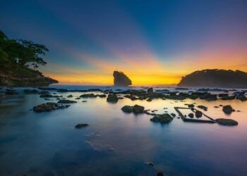Pantai Ngliyep. (Foto: IG @haidanindonesia/Tugu Jatim)