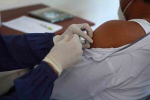 Pelaksanaan vaksinasi tahap kedua kepada guru dan jurnalis di Kota Malang. (Foto: Ben/Tugu Jatim)