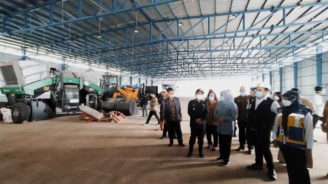 Selangkah Lagi, Sanitary Landfill di TPA Supiturang Malang Senilai Rp 195 Miliar Bakal Beroperasi 1 Gubernur Jatim Khofifah Indar Parawansa bersama Wali Kota Malang Sutiaji saat meninjau proyek sanitary landfill di TPU Supiturang Kota Malang, Selasa (16/03/2021). (Foto: Azmy/Tugu Jatim)