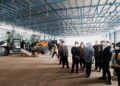 Gubernur Jatim Khofifah Indar Parawansa bersama Wali Kota Malang Sutiaji saat meninjau proyek sanitary landfill di TPU Supiturang Kota Malang, Selasa (16/03/2021). (Foto: Azmy/Tugu Jatim)