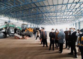 Gubernur Jatim Khofifah Indar Parawansa bersama Wali Kota Malang Sutiaji saat meninjau proyek sanitary landfill di TPU Supiturang Kota Malang, Selasa (16/03/2021). (Foto: Azmy/Tugu Jatim)