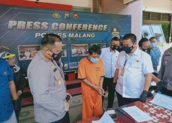 Kapolres Malang Hendri Umar saat konferensi pers kasus anak bunuh ayah kandung di Dampit, Kabupaten Malang. (Foto: Rap/Tugu Jatim)