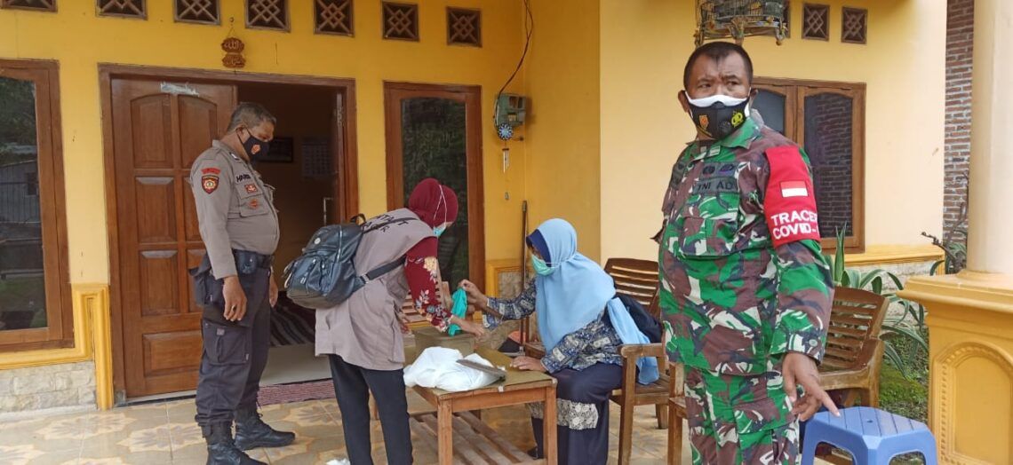 Babinsa dan Dinas Kesehatan Pandaan, Pasuruan, bekerja sama untuk men-tracing warga terkonfirmasi Covid-19. (Foto: Dok/Tugu Jatim)