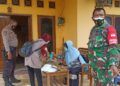 Babinsa dan Dinas Kesehatan Pandaan, Pasuruan, bekerja sama untuk men-tracing warga terkonfirmasi Covid-19. (Foto: Dok/Tugu Jatim)