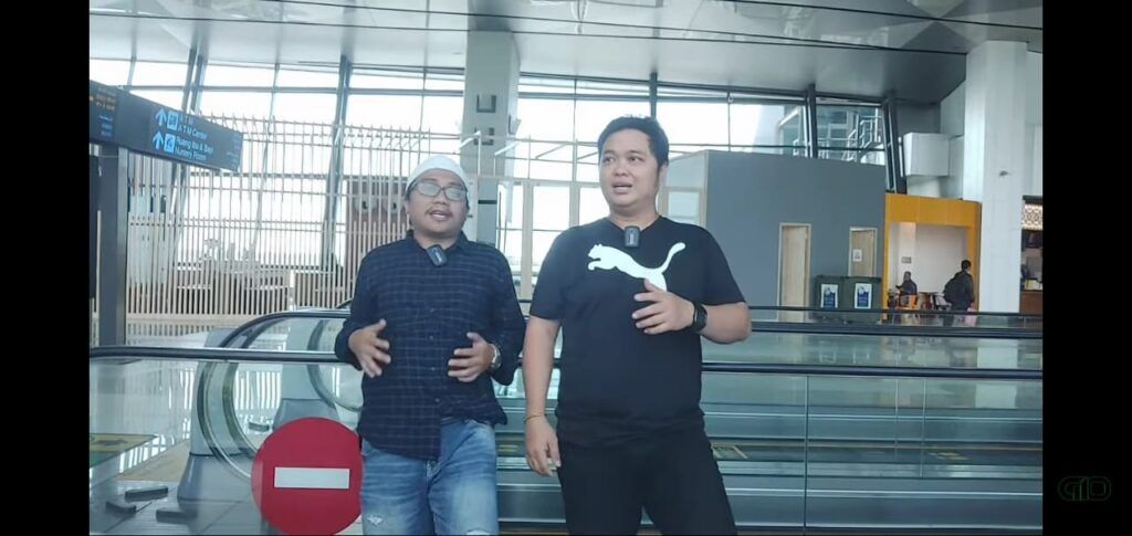 Gus Idris dan juru bicaranya Ian Firdaus saat akan berangkat ke Medan di Akun YouTube Gus Idris Official. (Foto:Rap/Tugu Jatim)