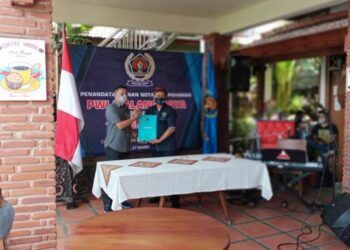 Ketua PWI Malang Raya Cahyono melakukan penandatanganan MoU untuk profesionalisme jurnalis. (Foto: Rap/Tugu Jatim)