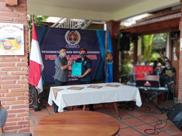 Ketua PWI Malang Raya Cahyono melakukan penandatanganan MoU untuk profesionalisme jurnalis. (Foto: Rap/Tugu Jatim)
