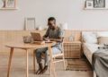 Ilustrasi work from home. (Foto: Pexels/Tugu Jatim)