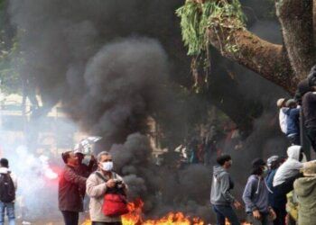 Ilustrasi unjuk rasa menolak Omnibus Law UU Cipta Kerja di Kota Malang yang berakhir ricuh. (Foto: Ben/Tugu Jatim)