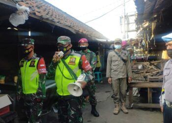 Babinsa jajaran Kodim 0819/Pasuruan bersama 3 pilar terus mengimbau masyarakat patuhi prokes. (Foto:Dok/Tugu Jatim)