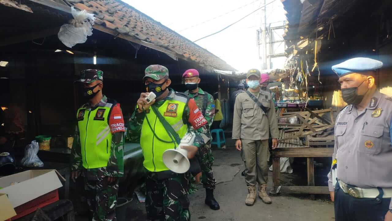 Babinsa jajaran Kodim 0819/Pasuruan bersama 3 pilar terus mengimbau masyarakat patuhi prokes. (Foto:Dok/Tugu Jatim)