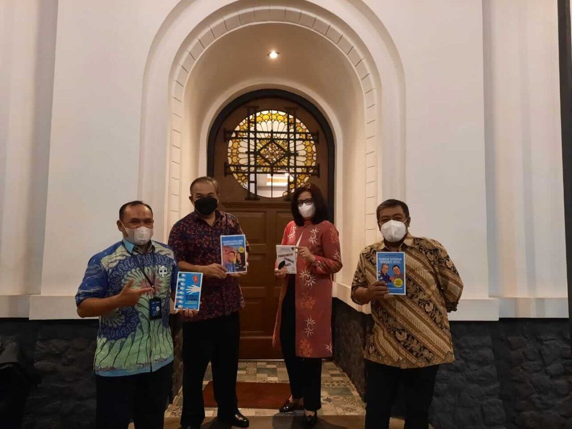 Borong 500 Eksemplar Buku Trilogi, Pemimpin BNI Wilayah Bandung Bagikan Karya Dr Aqua kepada Pimpinan Lainnya 1 Foto dari kiri ke kanan: Pgs Wapinwil BNI Bandung Fahrulrazi, Pakar Komunikasi dan Motivator Nasional Dr Aqua Dwipayana, Pemimpin Jaringan dan Layanan BNI Wilayah Bandung Bety Ismawati K, dan Pemimpin BNI Wilayah Bandung Edy Awaludin. (Foto: Dok/Tugu Jatim)
