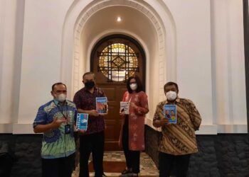 Foto dari kiri ke kanan: Pgs Wapinwil BNI Bandung Fahrulrazi, Pakar Komunikasi dan Motivator Nasional Dr Aqua Dwipayana, Pemimpin Jaringan dan Layanan BNI Wilayah Bandung Bety Ismawati K, dan Pemimpin BNI Wilayah Bandung Edy Awaludin. (Foto: Dok/Tugu Jatim)