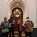 Borong 500 Eksemplar Buku Trilogi, Pemimpin BNI Wilayah Bandung Bagikan Karya Dr Aqua kepada Pimpinan Lainnya 12 Foto dari kiri ke kanan: Pgs Wapinwil BNI Bandung Fahrulrazi, Pakar Komunikasi dan Motivator Nasional Dr Aqua Dwipayana, Pemimpin Jaringan dan Layanan BNI Wilayah Bandung Bety Ismawati K, dan Pemimpin BNI Wilayah Bandung Edy Awaludin. (Foto: Dok/Tugu Jatim)