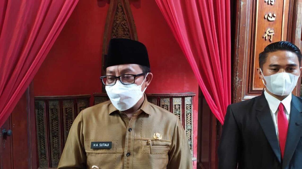 Soal Ketahanan Pangan, Wali Kota Malang Sutiaji: Urban Farming Dispangtan Harus Berbasis Organik 1 Wali Kota Malang Sutiaji saat diwawancarai soal calon kandidat sekda. (Foto:Azmy/Tugu Jatim)