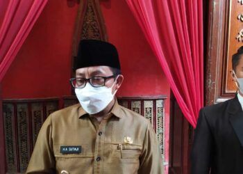 Wali Kota Malang Sutiaji saat diwawancarai soal calon kandidat sekda. (Foto:Azmy/Tugu Jatim)