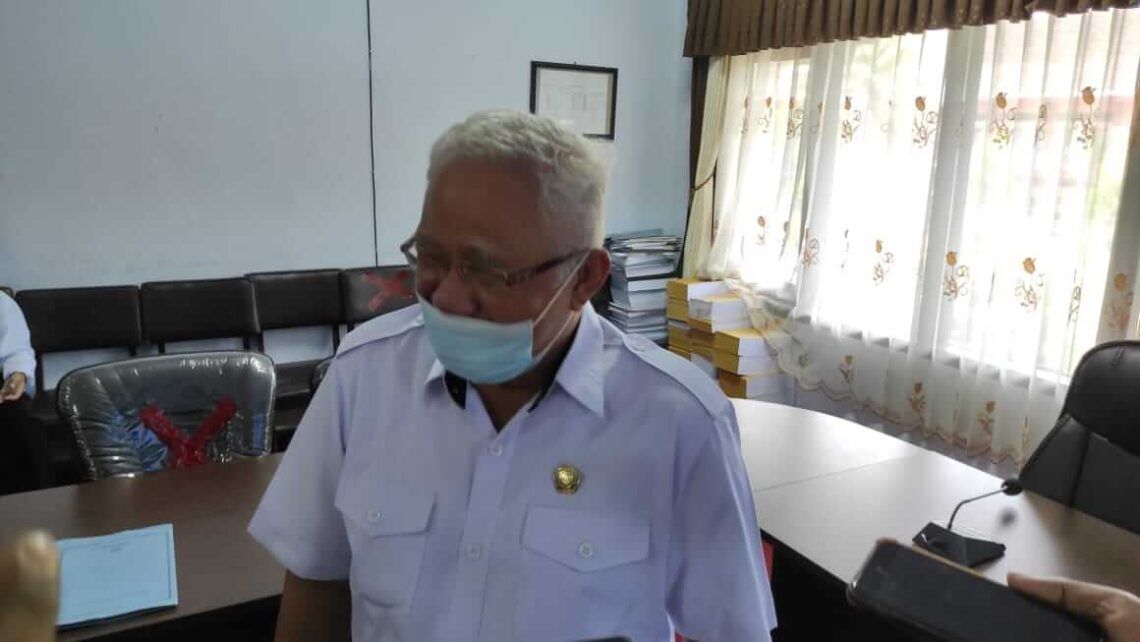 Matangkan Pilkades April 2021, Komisi I DPRD Trenggalek Gelar Rakor Bersama OPD 1 Komisi I DPRD Kabupaten Trenggalek Moch Husni Taher Hamid saat menjelaskan persiapan pemilihan kepala desa (pilkades). (Foto: Zamzuri/ Tugu Jatim)