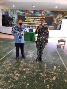 Dr Aqua memanggil Sersan Mayor Satu Taruna Reizalka Dwika Monardo yang akrab dipanggi Alka ke depan. (Foto: Dok/Tugu Jatim)