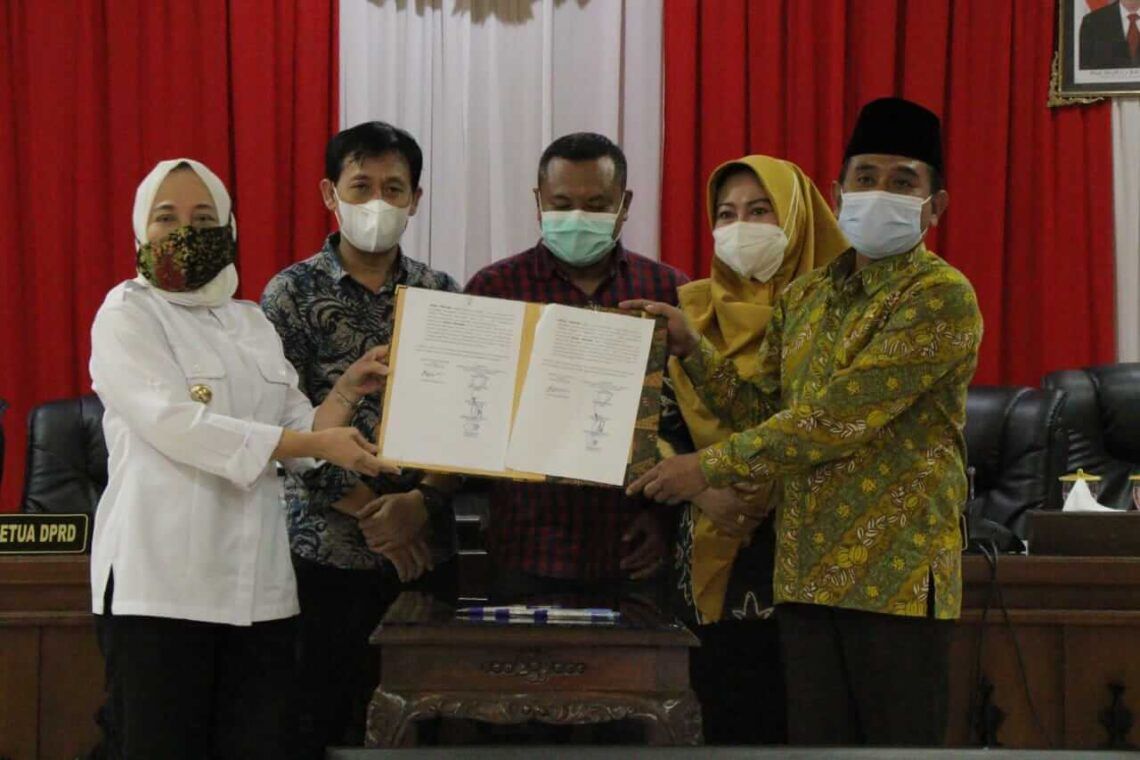 Bupati Bojonegoro Anna Muawanah: Ranperda RTRW Tahun 2021-2041 Disahkan 1 Bupati Bojonegoro Anna Muawanah (kiri) bersama anggota DPRD Bojonegoro dalam pengesahan Rancangan Peraturan Daerah Rencana Tata Ruang Wilayah (RTRW) 2021-2041, Jumat (19/03/2021). (Foto: Humas Pemkab Bojonegoro/Tugu Jatim)