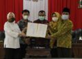 Bupati Bojonegoro Anna Muawanah (kiri) bersama anggota DPRD Bojonegoro dalam pengesahan Rancangan Peraturan Daerah Rencana Tata Ruang Wilayah (RTRW) 2021-2041, Jumat (19/03/2021). (Foto: Humas Pemkab Bojonegoro/Tugu Jatim)