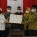 Bupati Bojonegoro Anna Muawanah: Ranperda RTRW Tahun 2021-2041 Disahkan 9 Bupati Bojonegoro Anna Muawanah (kiri) bersama anggota DPRD Bojonegoro dalam pengesahan Rancangan Peraturan Daerah Rencana Tata Ruang Wilayah (RTRW) 2021-2041, Jumat (19/03/2021). (Foto: Humas Pemkab Bojonegoro/Tugu Jatim)