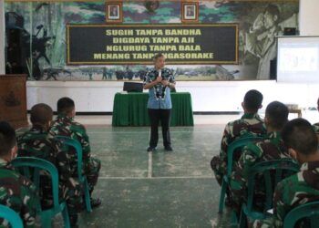 Pakar Komunikasi dan Motivator Nasional Dr Aqua Dwipayana saat melaksanakan Sharing Komunikasi dan Motivasi di Batalyon Infanteri (Yonif) 405/Surya Kusuma Wangon, Kabupaten Banyumas, Jumat pagi (19/03/2021). (Foto: Dok/Tugu Jatim)