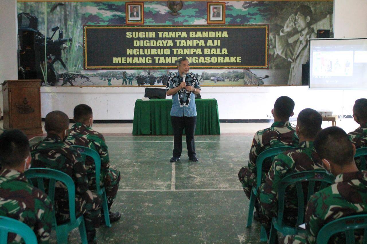 Pakar Komunikasi dan Motivator Nasional Dr Aqua Dwipayana saat melaksanakan Sharing Komunikasi dan Motivasi di Batalyon Infanteri (Yonif) 405/Surya Kusuma Wangon, Kabupaten Banyumas, Jumat pagi (19/03/2021). (Foto: Dok/Tugu Jatim)