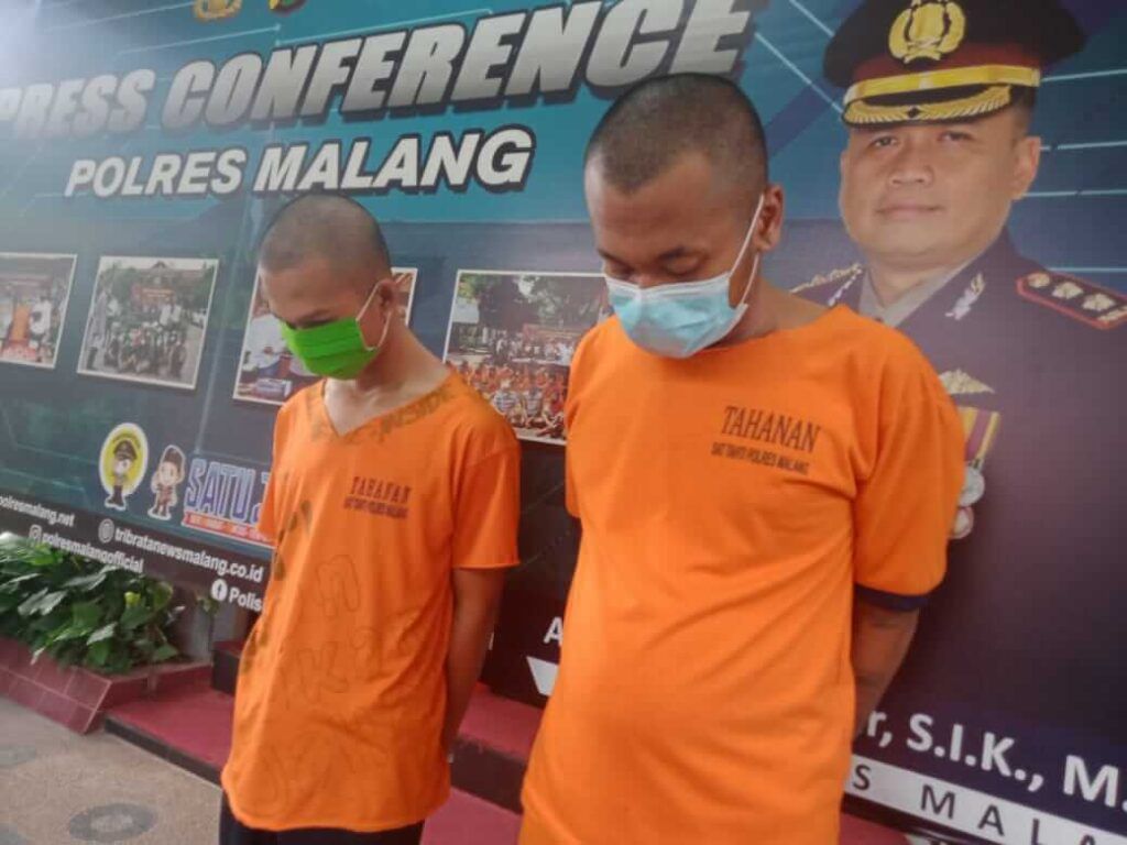 Rekan AP, perampok dan pembunuh sadis, Robby (kanan) belum masuk persidangan. (Foto: Rap/Tugu Jatim)