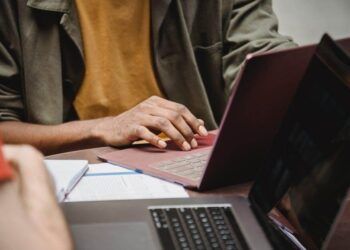 Ilustrasi seseorang sedang online interview. (Foto: Pexels/Tugu Jatim)