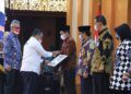 Wakil Bupati Trenggalek Syah M. Natanegara menerima penghargaan dari Badan Perlindungan Pekerja Migran Pekerja Migran Indonesia (BP2MI). (Foto: Dokpim Kabupaten Trenggalek/Tugu Jatim)