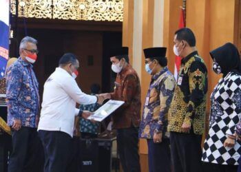 Wakil Bupati Trenggalek Syah M. Natanegara menerima penghargaan dari Badan Perlindungan Pekerja Migran Pekerja Migran Indonesia (BP2MI). (Foto: Dokpim Kabupaten Trenggalek/Tugu Jatim)