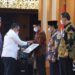 Wakil Bupati Trenggalek Syah M. Natanegara menerima penghargaan dari Badan Perlindungan Pekerja Migran Pekerja Migran Indonesia (BP2MI). (Foto: Dokpim Kabupaten Trenggalek/Tugu Jatim)