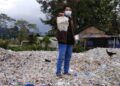 Sampah plastik yang menggunung di kawasan Desa Sumberrejo, Kecamatan Pagak, Kabupaten Malang, pada kawasan pabrik kertas PT Ekamas Fortuna, Sabtu (27/03/2021). (Foto: Ecoton dan Envigreen/Tugu Jatim)