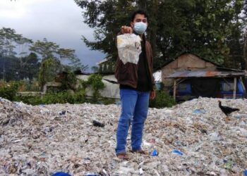 Sampah plastik yang menggunung di kawasan Desa Sumberrejo, Kecamatan Pagak, Kabupaten Malang, pada kawasan pabrik kertas PT Ekamas Fortuna, Sabtu (27/03/2021). (Foto: Ecoton dan Envigreen/Tugu Jatim)