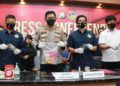 Kepala Bidang (Kabid) Humas Polda Jatim Kombes Pol Gatot Repli Handoko saat pers rilis tersangka pengedar sabu dan senjata api. (Foto: Rangga Aji/Tugu Jatim)