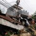 Pohon waru di daerah Mergan, Kota Malang, menimpa atap bengkel warga karena hujan deras dan angin kencang. (Foto: Azmy/Tugu Jatim)
