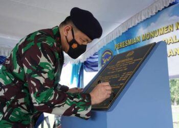 Penandatanganan monumen Memorial Helicopter BO-105 Bolkow NV-406 oleh Komandan Pusat Penerbangan Angkatan Laut, Laksamana Muda TNI Edwin. (Foto: Dok Pemkab Bojonegoro/Tugu Jatim)