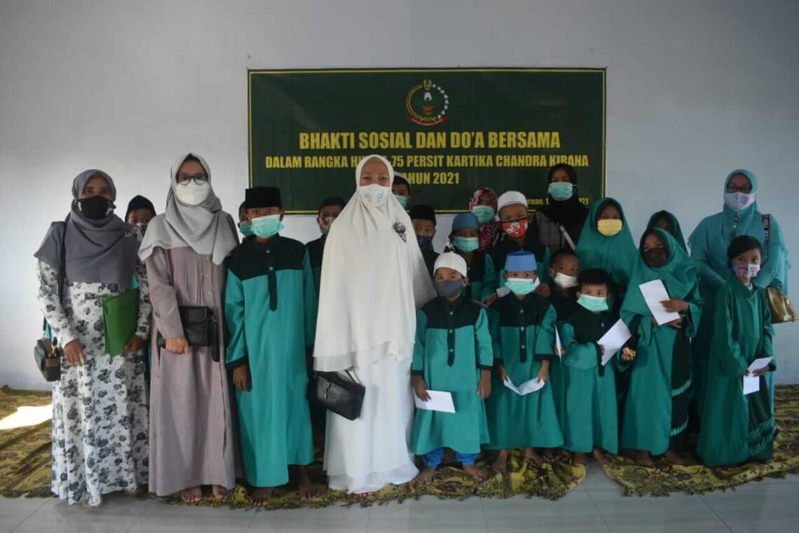 Jelang HUT Ke-75, Persit Kodim 0819 Pasuruan Gelar Baksos dan Santunan Anak Yatim 1 Ketua Persit KCK Cab XXXIII Pasuruan Ibu Deti Burhan dan anak-anak yatim ketika baksos. (Foto: Dok/Tugu Jatim)