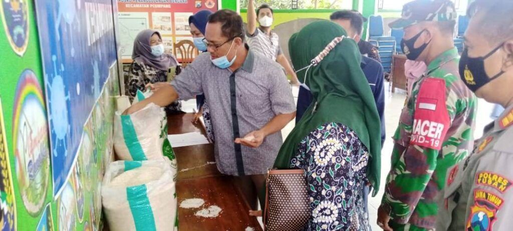 Perwakilan dinsos dan P3A, bappeda, inspektorat, dinas perekonomian, dinas kominfo, dukcapil, forkopimka, serta agen saat mengecek bantuan sembako di Pendapa Kecamatan Plumpang, Tuban. (Foto: Rochim/Tugu Jatim)