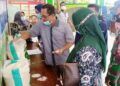Perwakilan dinsos dan P3A, bappeda, inspektorat, dinas perekonomian, dinas kominfo, dukcapil, forkopimka, serta agen saat mengecek bantuan sembako di Pendapa Kecamatan Plumpang, Tuban. (Foto: Rochim/Tugu Jatim)