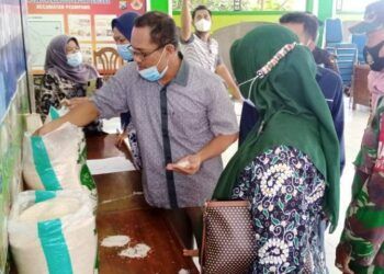 Perwakilan dinsos dan P3A, bappeda, inspektorat, dinas perekonomian, dinas kominfo, dukcapil, forkopimka, serta agen saat mengecek bantuan sembako di Pendapa Kecamatan Plumpang, Tuban. (Foto: Rochim/Tugu Jatim)