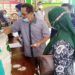 Jamin Kualitas, Pemkab Tuban Datangkan Agen untuk Mengecek Komoditas Beras 8 Perwakilan dinsos dan P3A, bappeda, inspektorat, dinas perekonomian, dinas kominfo, dukcapil, forkopimka, serta agen saat mengecek bantuan sembako di Pendapa Kecamatan Plumpang, Tuban. (Foto: Rochim/Tugu Jatim)